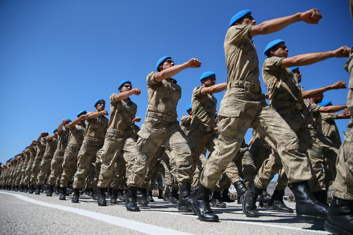Yemin töreninde nizami yürüyüş yapan askerler.