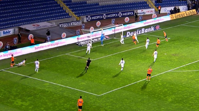 Volkan Demirel kendisine gelen topu uzaklaştıramadı.