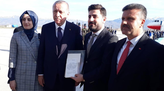 Cumhurbaşkanı Erdoğan, 20 yıl önce cezaevindeyken kendisine mektup yazan ve o zamanlar 11 yaşında olan iş adamı avukat Burak Soylu ve kardeşi avukat Esra Soylu ile görüştü. 