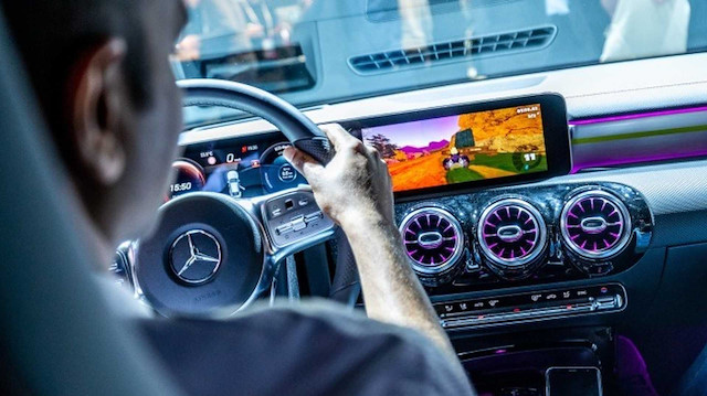 Mercedes-Benz'in yeni CLA 2020 modelinde MBUX ile Mario Kart oyunu oynanabilecek.