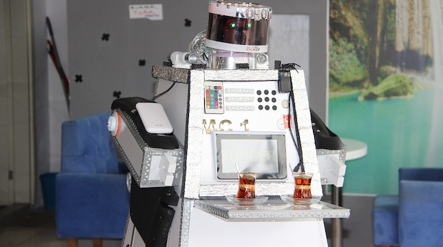 MC1 isimli robot çay servisi yapıyor.