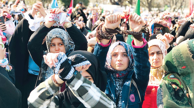 Protestoda, kadınlar ellerini bağladı.