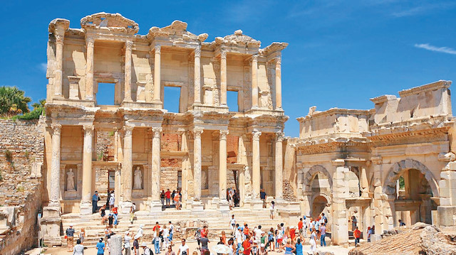 Birçok turistin ziyaret ettiği İzmir’in Selçuk ilçesinde bulunan Efes Antik Kenti Türkiye’nin en bilinen ve tanıtımı yapılan eserlerinden.