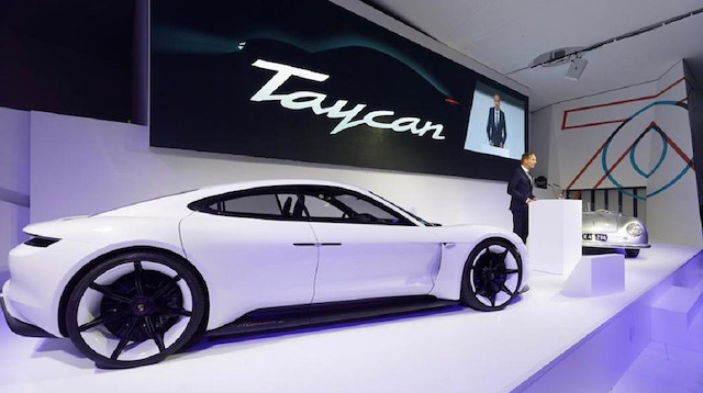 Porsche’nin öncesinde Mission E isminiverdiği ancak geçtiğimiz yıl adı Taycan olarak değiştirilen elektrikli otomobil, Eylül ayında piyasaya sürülecek. 