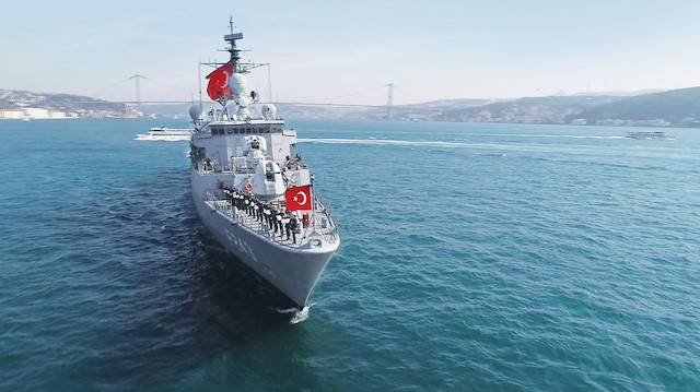 ‘Mavi Vatan’ın bahriyelileri İstanbul Boğazı’ndan 11 gemiyle geçerken ‘çimavira’ yapıp Barbaros Hayreddin’i selamladı
