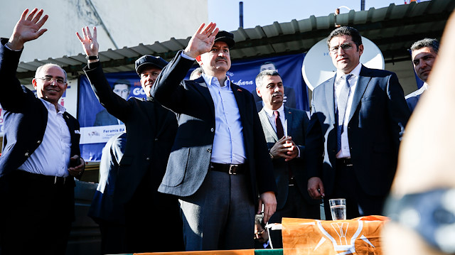 Tarım ve Orman Bakanı Bekir Pakdemirli, Gölbaşı'ndaki ziyaretleri kapsamında AK Parti Seçim Koordinasyon Merkezi'ni ziyaret ederek seçim çalışmaları hakkında bilgi aldı.
