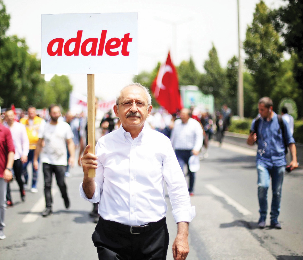 15 Temmuz’da Akıncı Üssü’nde kaydedilen görüntüler, TSK’daki FETÖ’cülerin, CHP’nin tehdit olarak görmediği sivil imamların talimatıyla hareket ettiğini ortaya koymuştu.