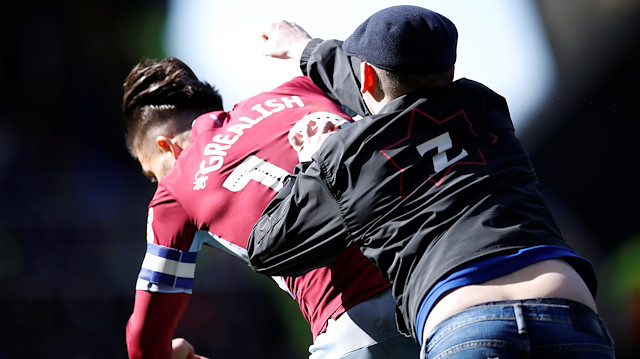 Birmingham-Aston Villa maçının 10. dakikasında sahaya giren bir taraftar Aston Villa kaptanı Jack Grealish'e yumruk attı.