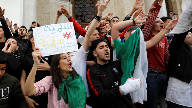 Cezayir'de binlerce kişinin katıldığı gösteriler devam ediyor.