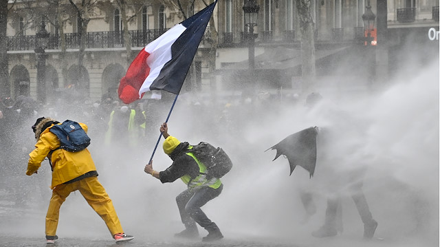 Fransız hükümeti, protestolarda kamu düzenini sağlamak için polisin biber gazı kullanması gerektiğini savunuyor.