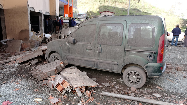 Patlama sadece binada değil çevredeki çok sayıda araçta da hasara yol açtı.
