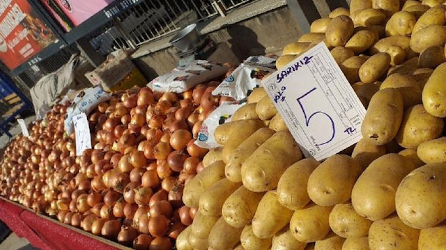 Ödemiş’in pazarında patates tezgahlarında fiyatların 5 TL olduğu gözlenirken, soğan fiyatları da 7 lira.