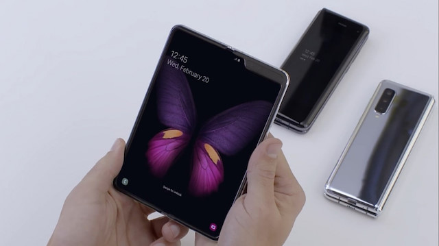Güney Koreli teknoloji devi Samsung'un ilk katlanabilir telefonu Galaxy Fold.