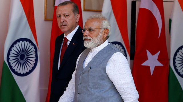Turkish President Tayyip Erdogan (L) and India's Prime Minister Narendra Modi