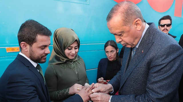 Cumhurbaşkanı Recep Tayyip Erdoğan, Şırnak’ta düzenlenen miting sonrası Vedat Atan ve Nevin Erzen çiftinin nişan yüzüklerini taktı. 