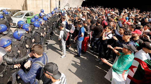 Cezayir'in çeşitli bölgelerinde öğrenciler protesto eylemlerine devam ediyor.​​