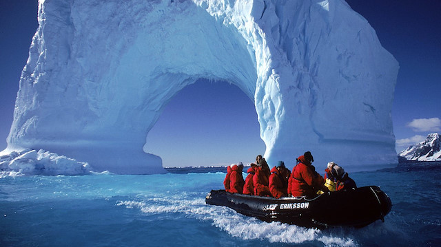 14 milyon kilometrekarelik alanıyla dünyanın beşinci büyük kıtası olan Antarktika, Güney Yarımküre'nin en güneyinde yer alıyor.

