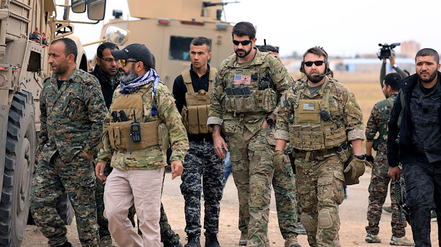 ABD'li askerler, Haseke'de terörist PKK'lılarla bir arada. 