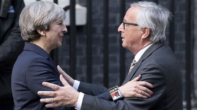Başbakan Theresa May, Avrupa Komisyonu Başkanı Jean-Claude Juncker ile görüştü. 