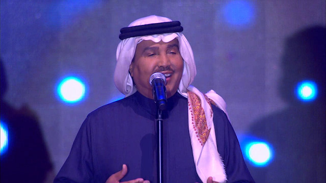 ​موقف محرج لمحمد عبده على المسرح والجمهور يقابله بالضحك والتصفيق الحار (فيديو)