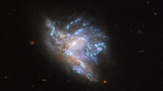 Gök bilimciler, NGC 6052 ismi verilen bu çok parlak galaksi ikilisinin, "birleşmenin eşiğinde" olduğunu ifade ediyor.

