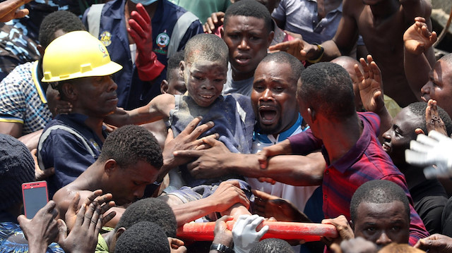 Nijerya'daki faciada bir çocuk yıkıntılar arasından canlı kurtarıldı.