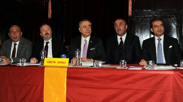 Galatasaray Başkanı Mustafa Cengiz ve yöneticiler sunum öncesinde bir araya geldi.