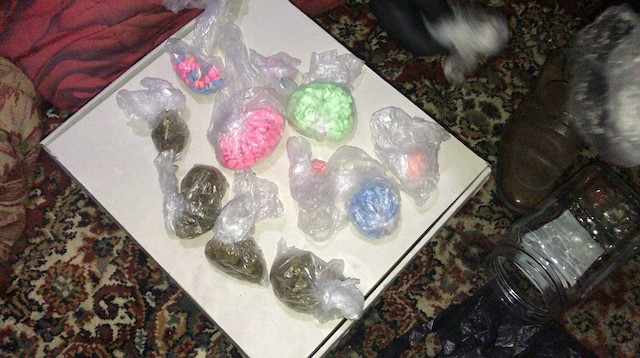 Hassas burunlu 'Kara' yatağında altına saklanan uyuşturucu maddeleri buldu.