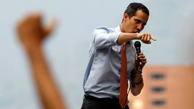 Juan Guaido, Caracas’ın Santa Monica bölgesinde göstericilerle buluştu. 