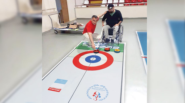 Kocaeli’de özel eğitim desteğine ihtiyaç duyan engelli öğrenciler için “buz satrancı” olarak da bilinen “curling” sporunun bir branşı olan “floor curling” eğitimleri başladı.