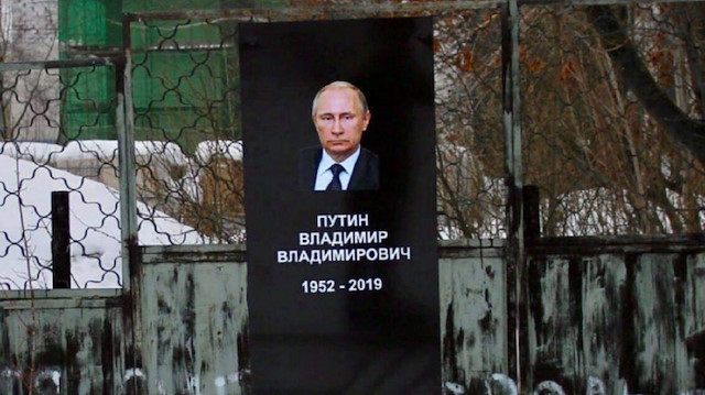 Yapılan sahte mezarda, "Vladimir Putin 1952 – 2019" yazıyor.