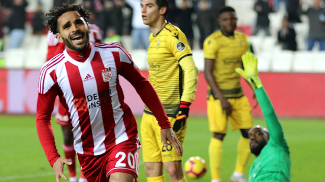 Douglas, Sivasspor'da bu sezon çıktığı 23 maçta 3 gol atarken 6 da asist yaptı.