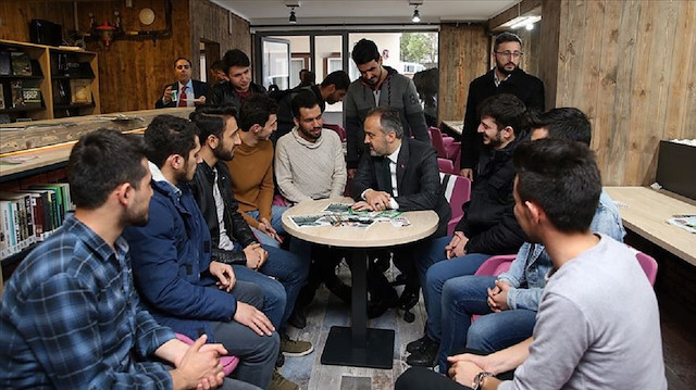 Bursa Büyükşehir Belediye Başkanı Alinur Aktaş ve öğrenciler.