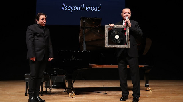 Arşiv: Erdoğan, konser sonrası Fazıl Say'a Aşık Veysel'in 'Kara Toprak' parçasının bulunduğu  plak hediye etmişti.