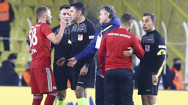 Bülent Yıldırım, Fenerbahçe-Sivasspor maçında konuk ekibin tepkisini çekti.