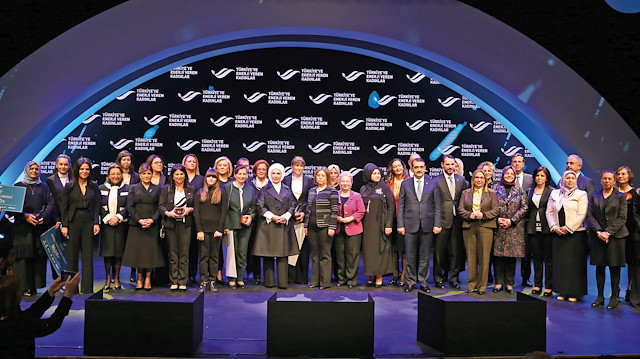 Bu yıl ikincisi düzenlenen “Türkiye’ye Enerji Veren Kadınlar” ödül töreni hatıra fotoğrafı.