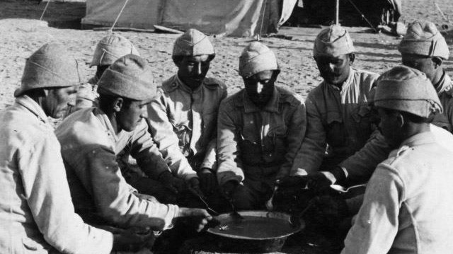 Çanakkale Savaşı'nda askerler yemek yiyor.