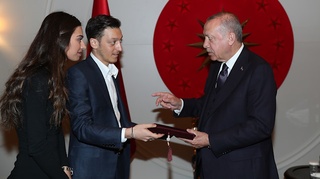 Mesut Özil ve Amine Gülşe, Cumhurbaşkanı Erdoğan'ı ziyaret etti.