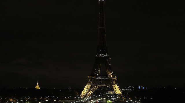 Kulenin ışıkları daha önce de birçok ülkede terör saldırıları sonucunda yaşamını yitirenlerin anısına karartılmıştı.


