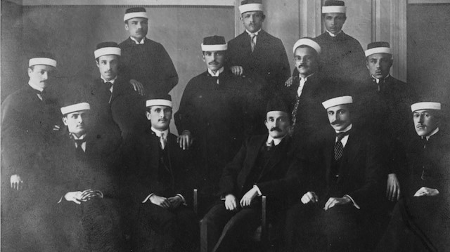 1915 yılı Saraybosna Şeriat mektebi dördüncü sınıf talebeleri.