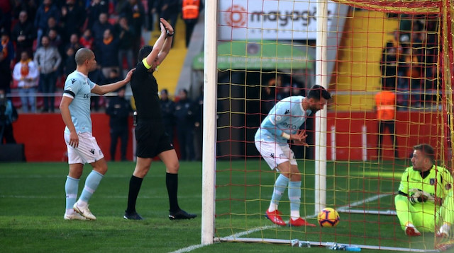 Yaşar Kemal Uğurlu, VAR'dan izlediği pozisyonda gol kararı verdi. 