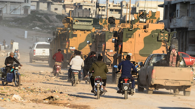 TSK’nın zırhlı araçlarına ÖSO güçleri eşlik ederken, güzergah üzerindeki siviller de sevgi gösterisinde bulundu.​​​