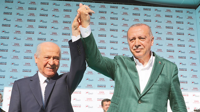 Erdoğan ve Bahçeli Gündoğdu Meydanı’nı dolduran vatandaşları birlikte selamladı.