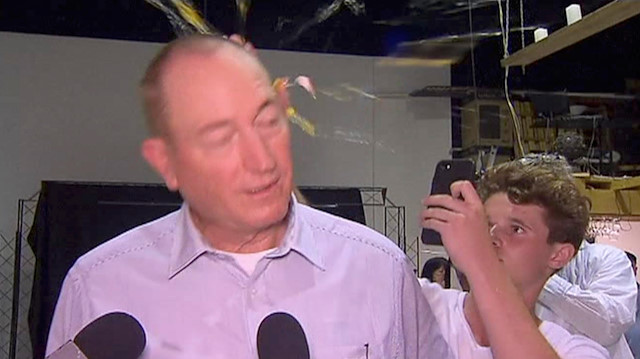 İslam düşmanı ırkçı sözleriyle tepki çeken Avustralya'nın Queensland Senatörü Fraser Anning, yumurtalı saldırıya uğradı.
