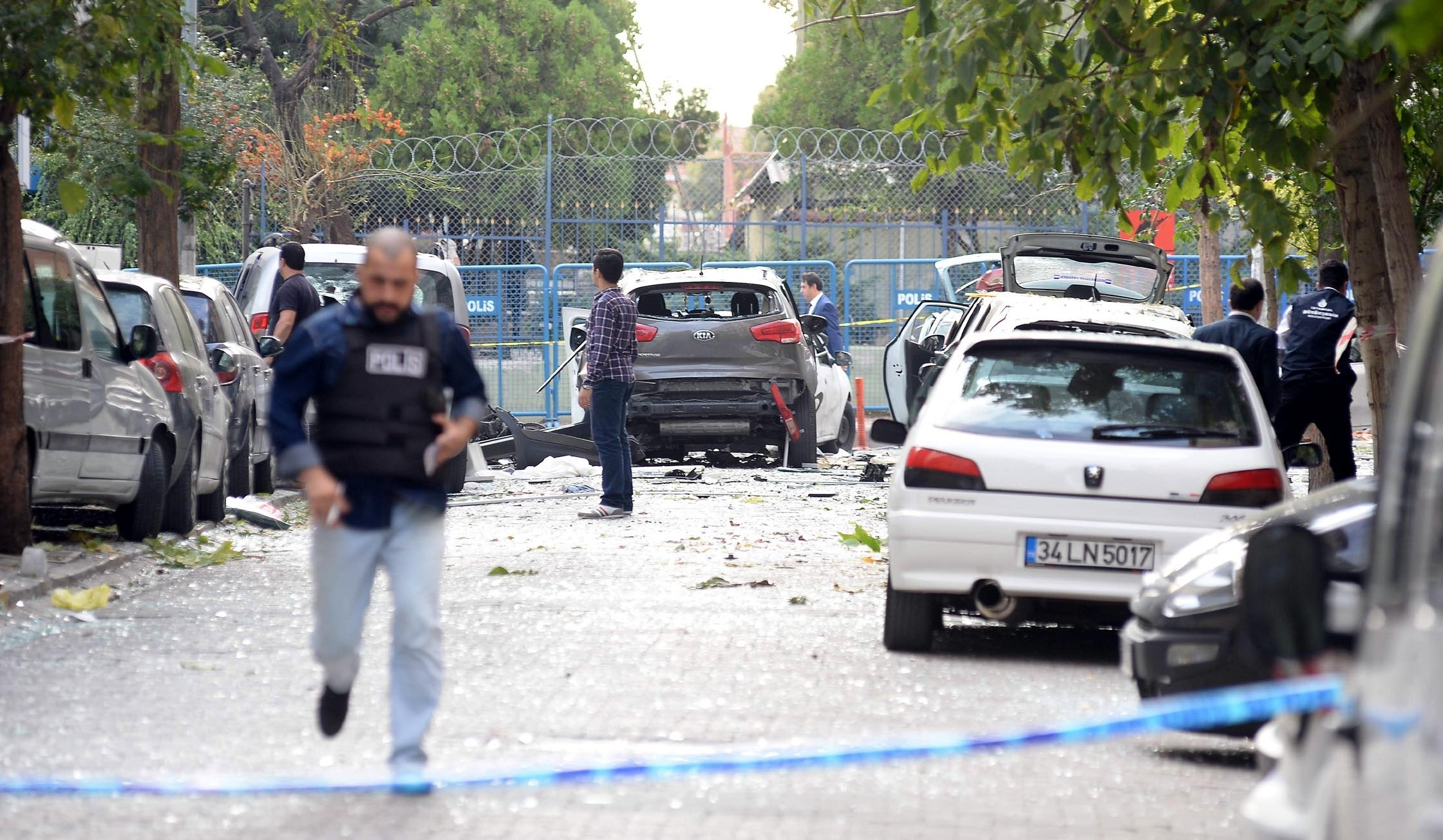 Yenibosna'daki terör saldırısının ardından bölgeye çok sayıda polis ekibi sevk edilmiş ve patlamanın olduğu alan güvenlik çemberine alınmıştı.