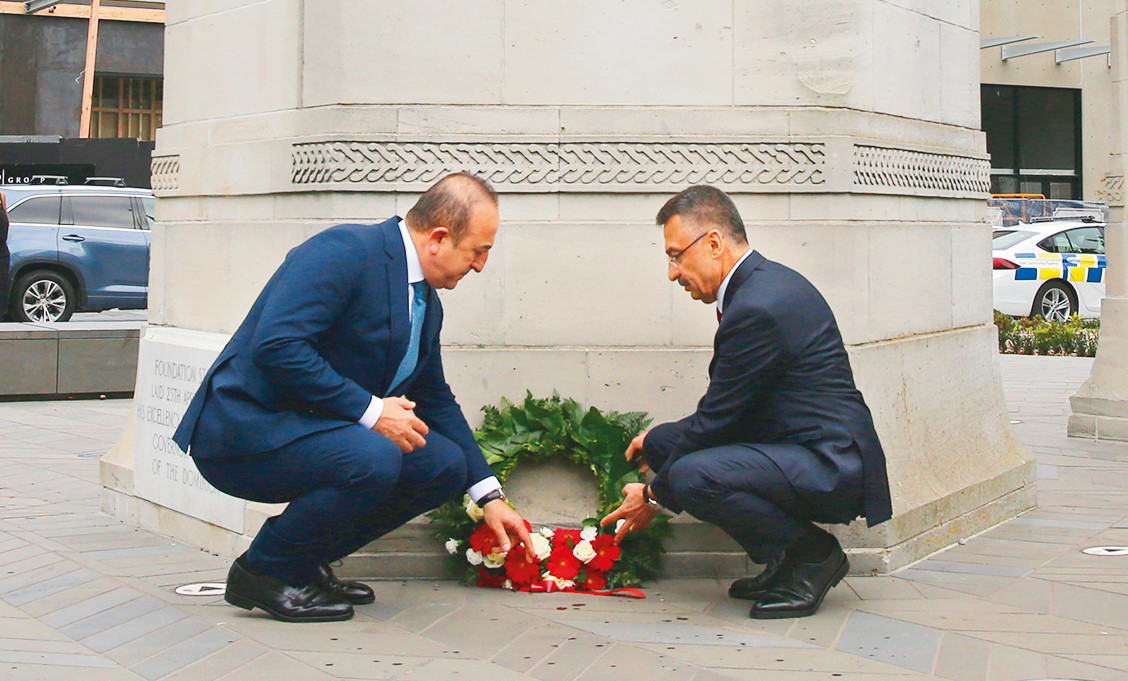 Çavuşoğlu ve Oktay Çanakkale anma törenine katılarak çelenk bıraktı.