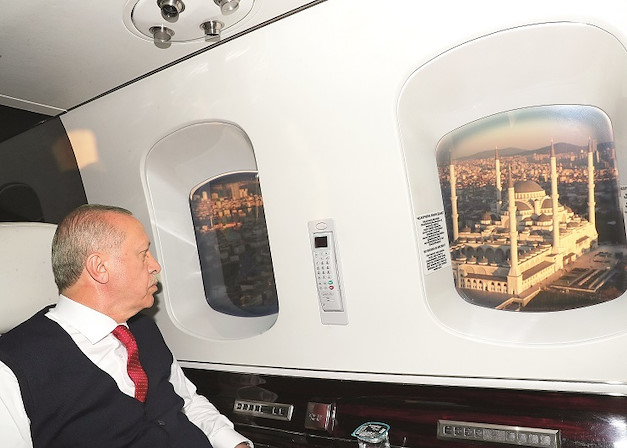 Çanakkale’den İstanbul’a helikopterle dönen Cumhurbaşkanı Erdoğan, Çamlıca Camisi’ni havadan inceledi.