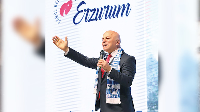 Başkan Mehmet Sekmen konuşmasını Erzurumspor atkısıyla yaptı.