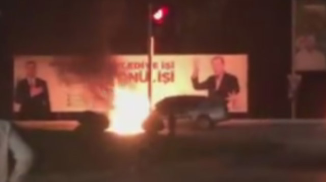 Adana'da yanan otomobil
