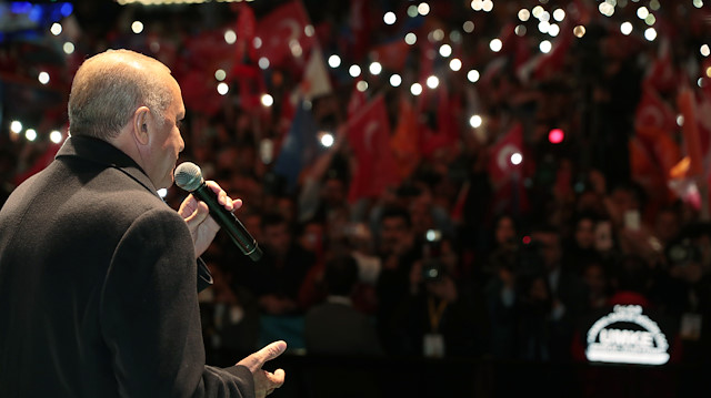 Cumhurbaşkanı Erdoğan, partisince Üsküdar'da düzenlenen mitinge katılarak vatandaşlara hitap etti.